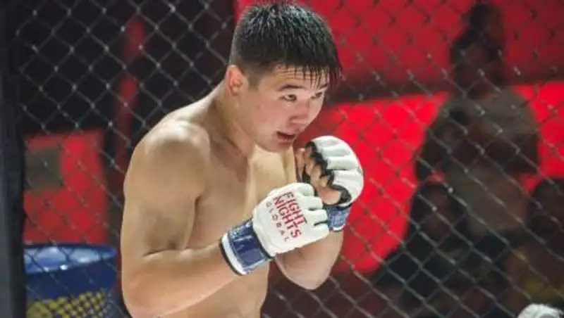 Бой между казахом и иранцем завершился скандальным решением