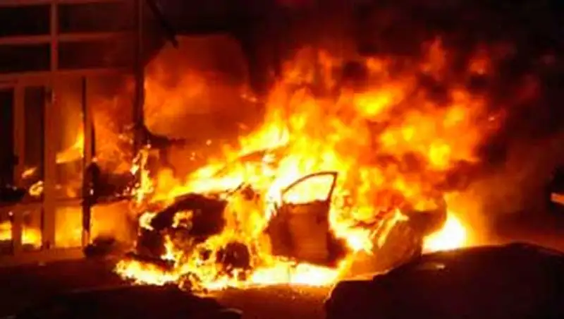 В Актау водитель врезался в столб и бросил горящую машину