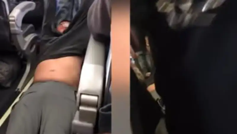 В США пассажира "назначили" лишним и выволокли из переполненного самолета
