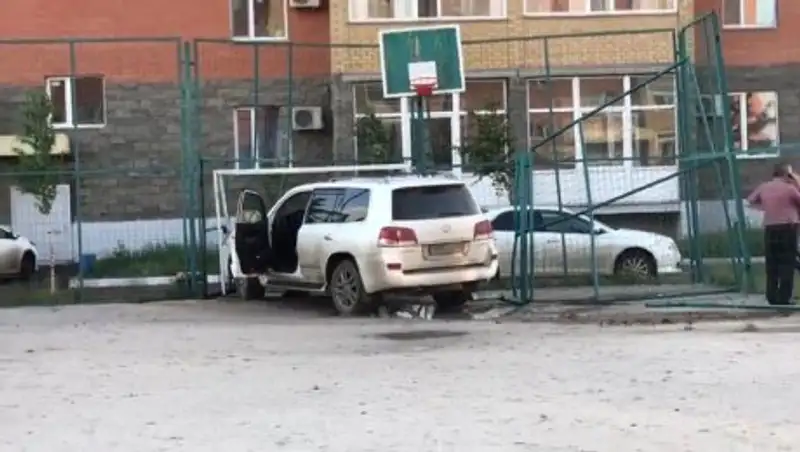 Детскую спортплощадку в Кокшетау протаранил Lexus