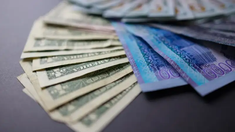 курс иностранных валют в обменниках, фото - Новости Zakon.kz от 25.07.2022 10:34