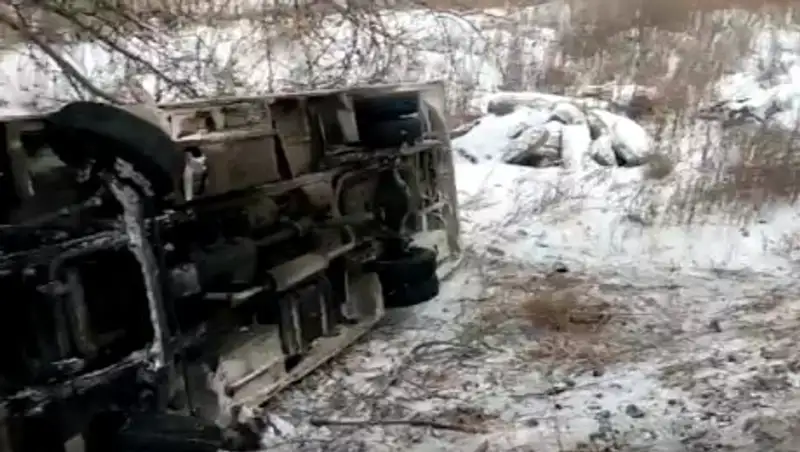 В Семее перевернулся микроавтобус с пассажирами