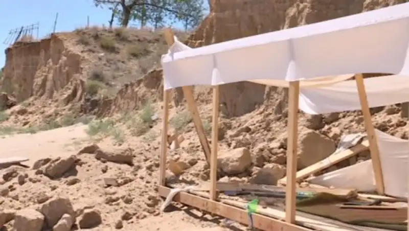 По факту обвала грунта на пляже в Актюбинской области начато расследование