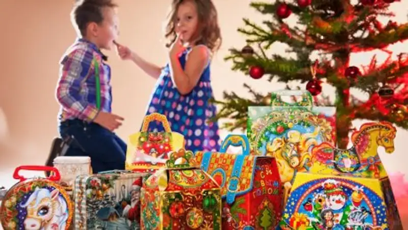 Как выбрать безопасный сладкий новогодний подарок ребенку - советы
