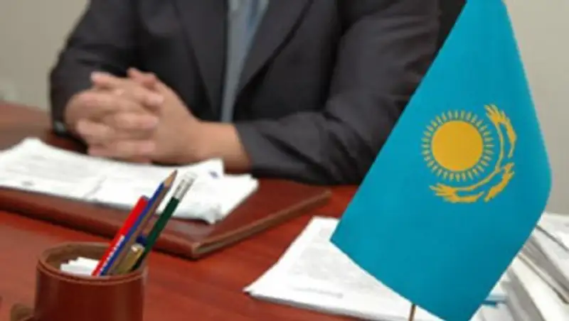 Как исчисляют стаж работы у госслужащих для установления должностного оклада