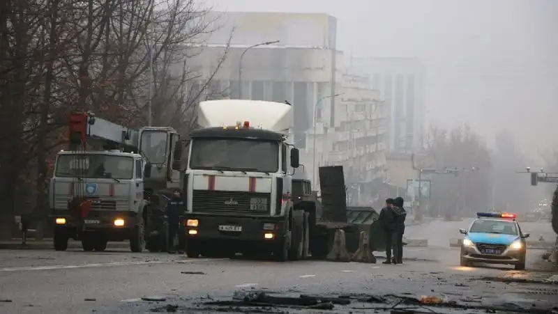 По периметру Алматы выставлены блокпосты