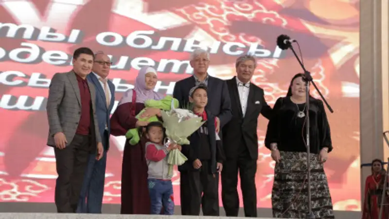 Деятели культуры Алматинской области подарили дома многодетным семьям