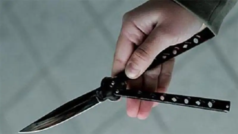 Покупатель изрезал ножом хозяйку машины на глазах у равнодушных свидетелей 