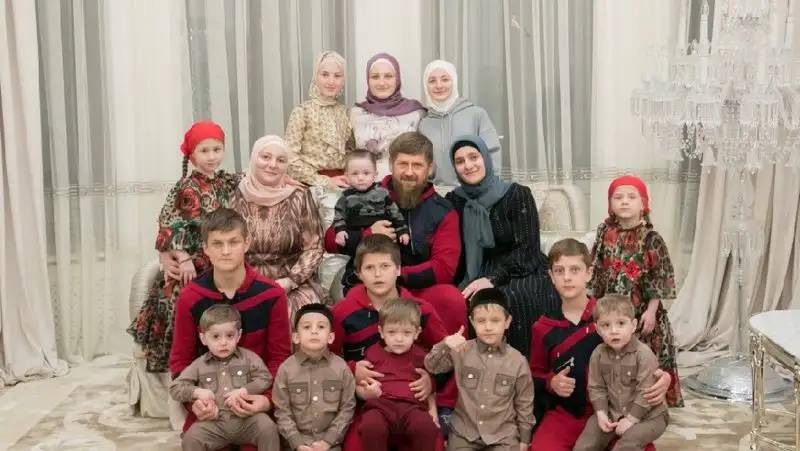 Путин присвоил жене Кадырова звание "Мать-героиня"