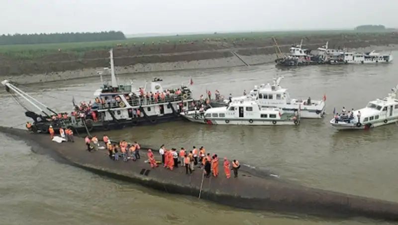 Число жертв крушения круизного судна в Китае увеличилось до 18 человек