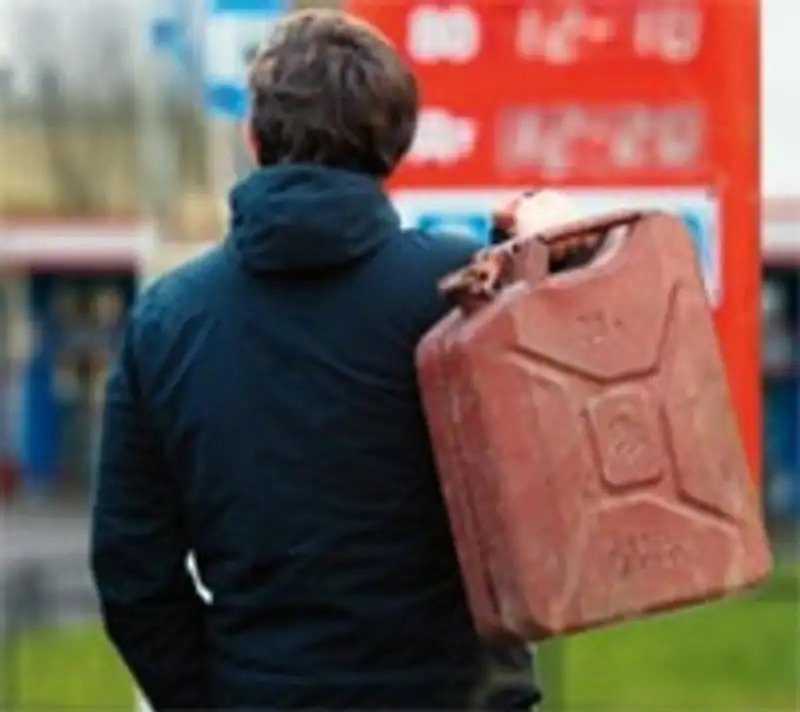 Компании, торгующие бензином Аи-92 и дизтопливом, получают прибыль 20 тенге с одного литра, фото - Новости Zakon.kz от 09.04.2012 20:57