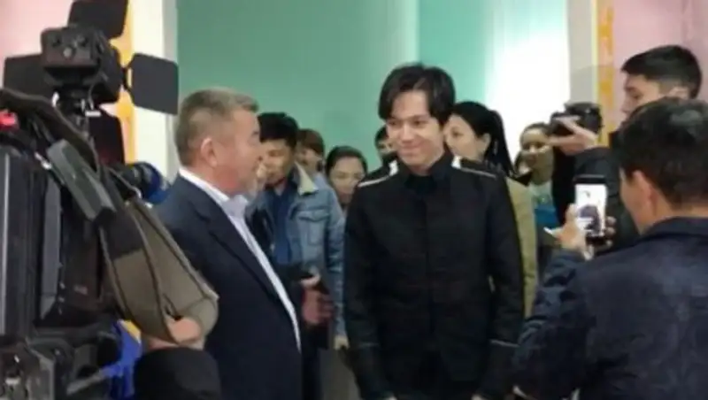 Димаш Кудайберген выступил в Доме престарелых в Уральске