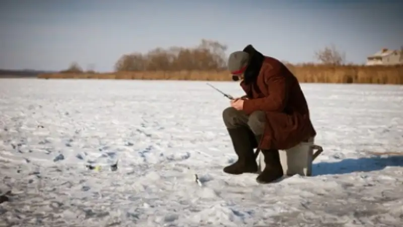 В ВКО ежедневно спасатели снимают с дрейфующих льдин незадачливых рыболовов