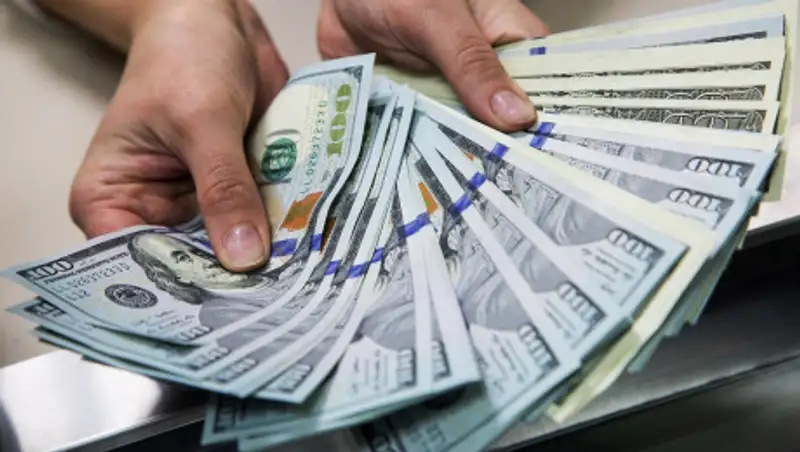 Курс доллара продолжает расти на торгах