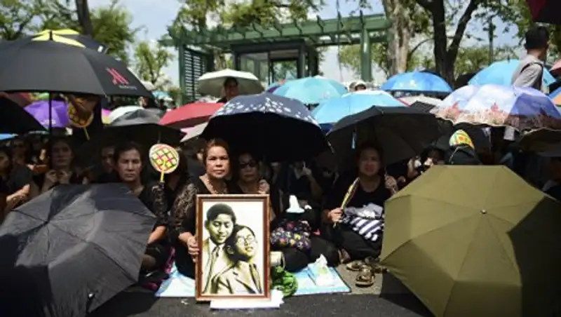 В Таиланде бедным раздадут черные рубашки в связи с национальным трауром