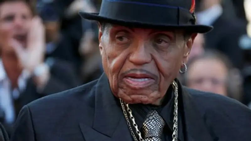 Отца Майкла Джексона обвинили в химической кастрации сына ради голоса