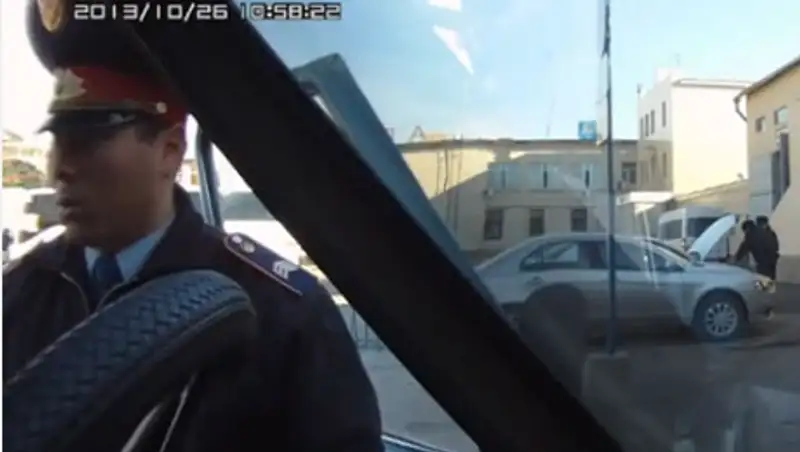 В Караганде в отношении «некорректного» дорожного инспектора начато служебное расследование, фото - Новости Zakon.kz от 21.11.2013 19:11