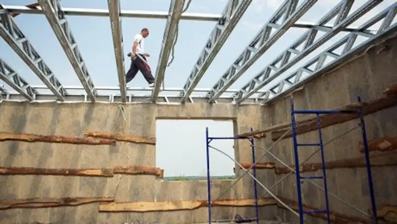 Мужчина переломал руки и ноги при падении в вентиляционную шахту в ВКО