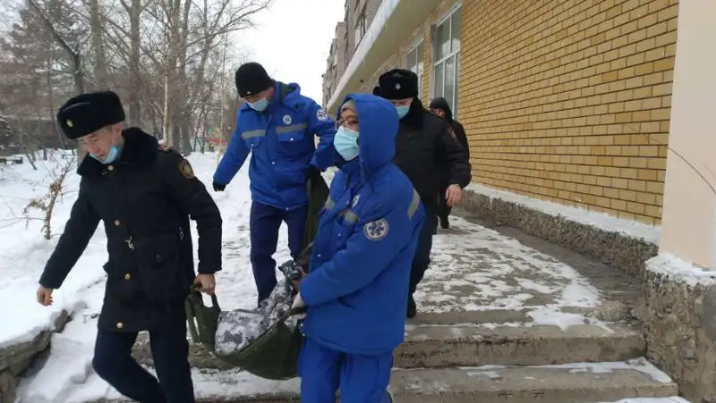Пытался перелезть – мужчина упал с балкона четвертого этажа в Семее