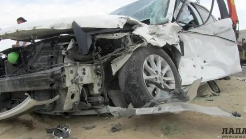 Штраф более 600 тысяч тг грозит виновнику столкновения Toyota Camry и трактора в Актау