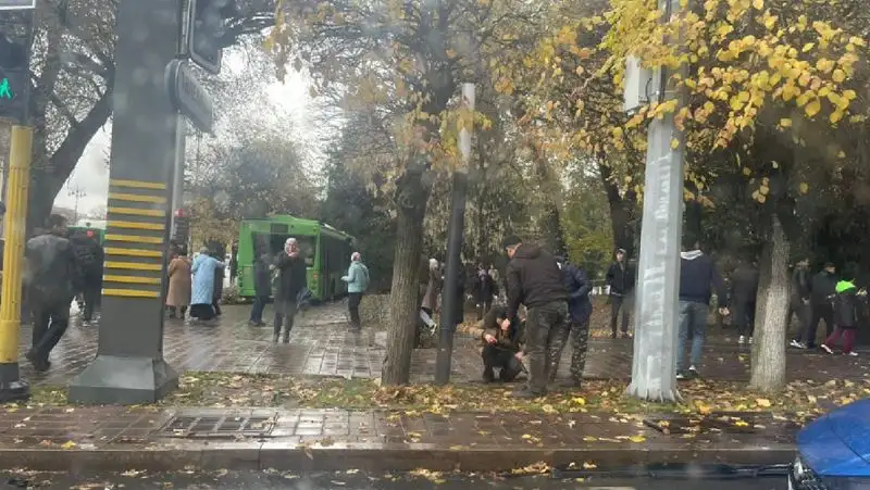 В Алматы столкнулись два автобуса , фото - Новости Zakon.kz от 08.11.2022 14:34