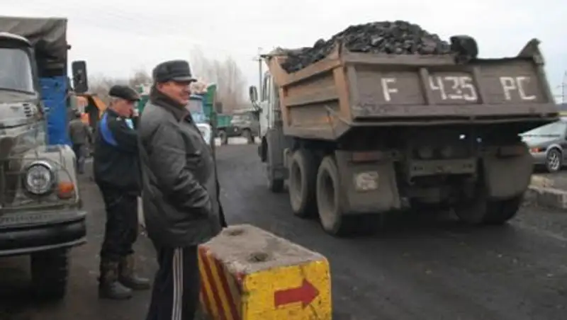 Очереди за углем в Усть-Каменогорске до сих пор не ликвидированы, фото - Новости Zakon.kz от 25.11.2013 23:14