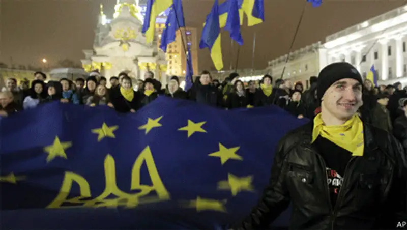 Украинцы второй день выходят на улицы протестовать, фото - Новости Zakon.kz от 23.11.2013 18:48