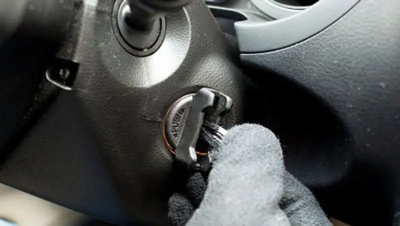 Сторож в Усть-Каменогорске обокрал кладбище и угнал служебный автомобиль