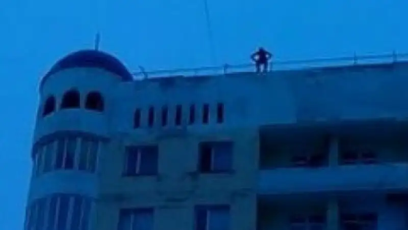 Очевидцы рассказали подробности спасения самоубийцы в Шымкенте