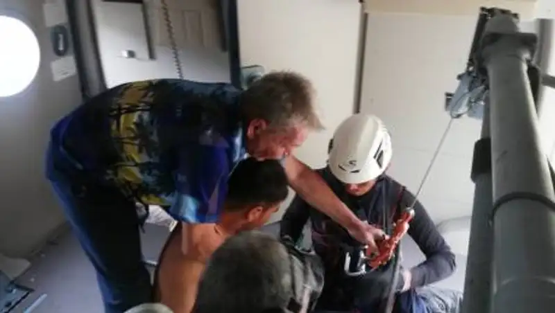 Заблудившихся в горах туристов эвакуировали с помощью вертолета