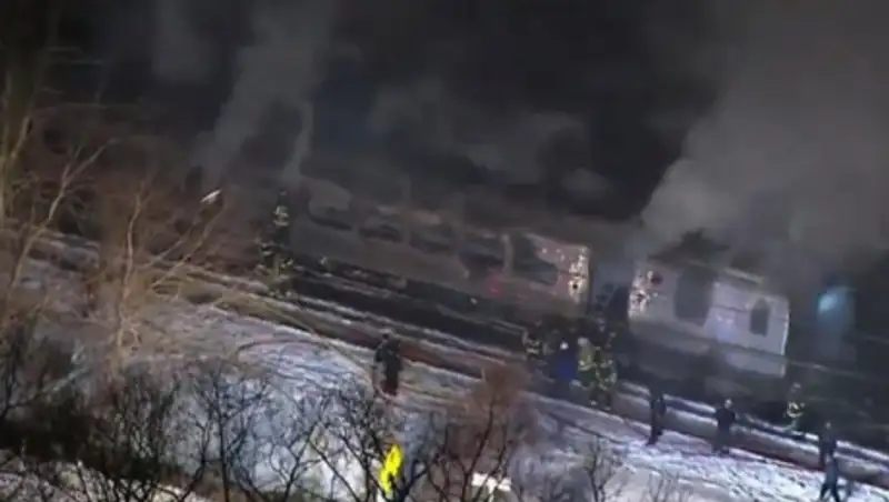 Шестеро человек погибли при столкновении поезда с автомобилем в Нью-Йорке