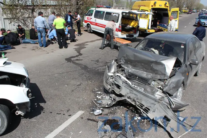 Сегодня в Алматы на Илийском шоссе две машины столкнулись «лоб в лоб» (фото) Сегодня в Алматы на Илийском шоссе две машины столкнулись «лоб в лоб» (фото), фото - Новости Zakon.kz от 11.04.2013 20:09