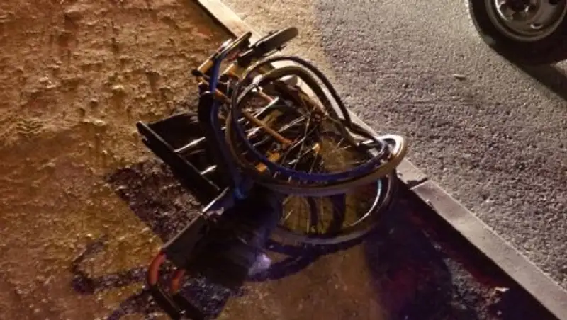 В Актау автомобиль сбил инвалида-колясочника