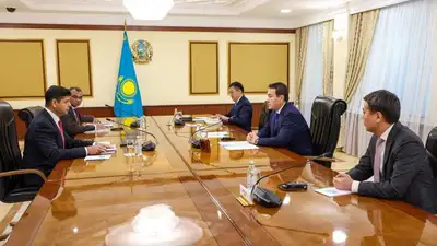 Премьер-министр поговорил с вице-президентом АрселорМиталл Темиртау, фото - Новости Zakon.kz от 09.12.2022 18:59