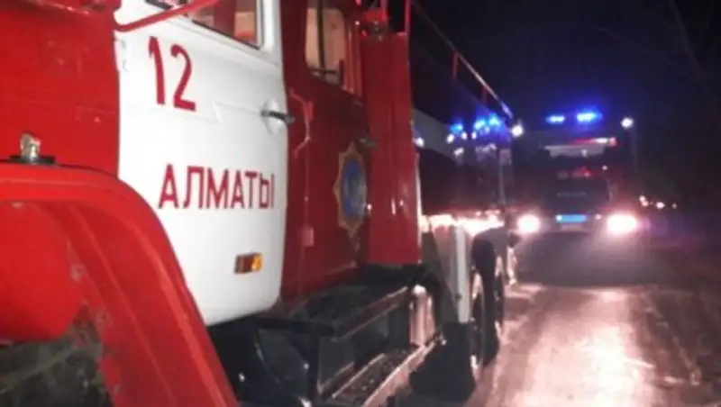 В микрорайоне «Орбита» в Алматы произошел пожар