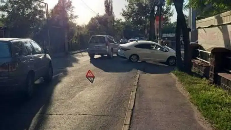 В Алматы Hyundai сбил двух девушек