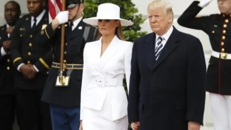 В Сети высмеяли неуверенные попытки Трампа взять жену за руку