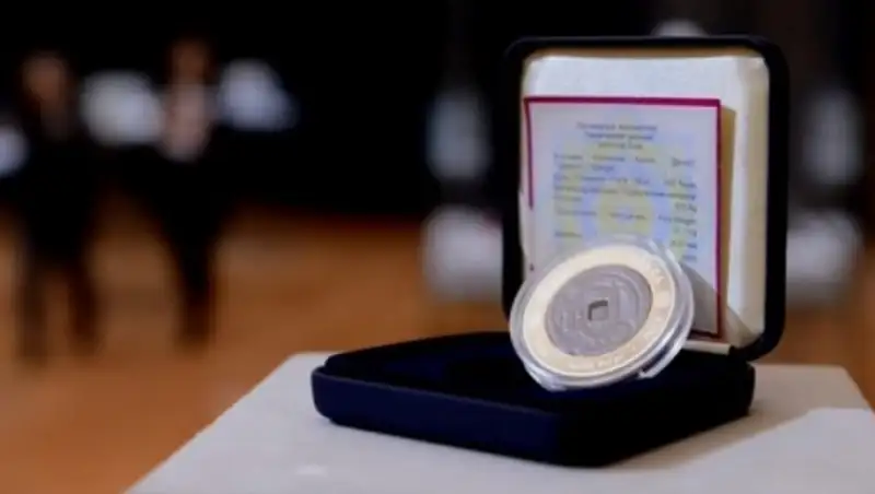 Нацбанк РК подарил Нацмузею памятные монеты и банкноты