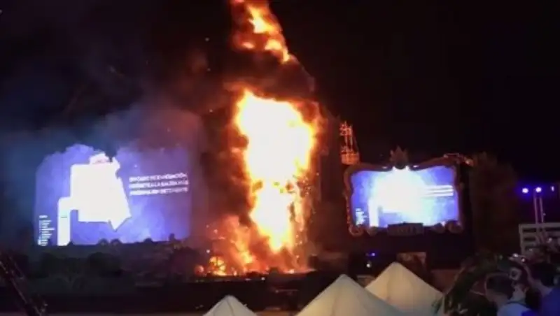 В Испании более 20 тысяч человек эвакуировали с фестиваля из-за пожара