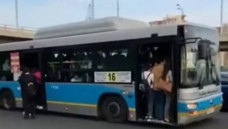 Зато в масках - алматинцы возмущены переполненными автобусами