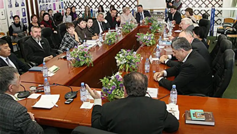 Деятели культуры считают, что государство должно поддерживать современных писателей