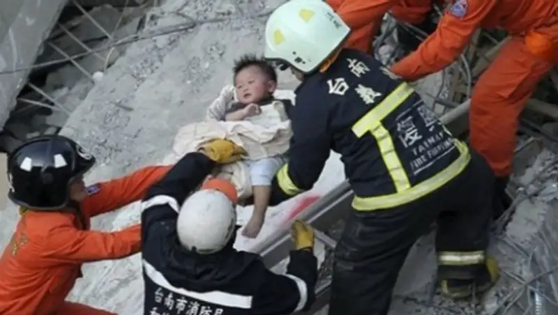 Тайваньда 30 са&#1171;ат бойы &#1179;ирандылар астында жат&#1179;ан 6 айлы&#1179; с&#1241;би аман &#1179;алды