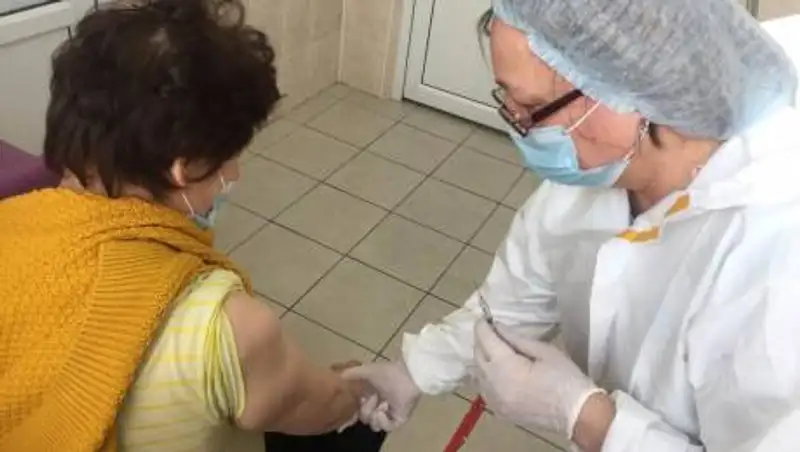 Желаю, чтобы эта пандемия побыстрее закончилась: алматинцы продолжают получать вакцину против КВИ