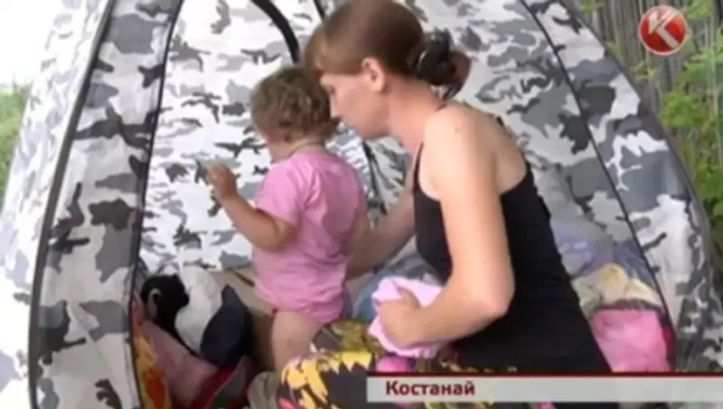 Семья с маленьким ребенком поселилась прямо на берегу реки в костанайской глубинке