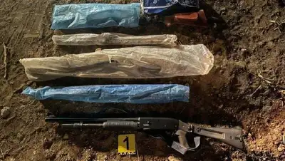 В Таразе возле речки полицейские нашли мешок с оружием , фото - Новости Zakon.kz от 21.10.2022 13:10