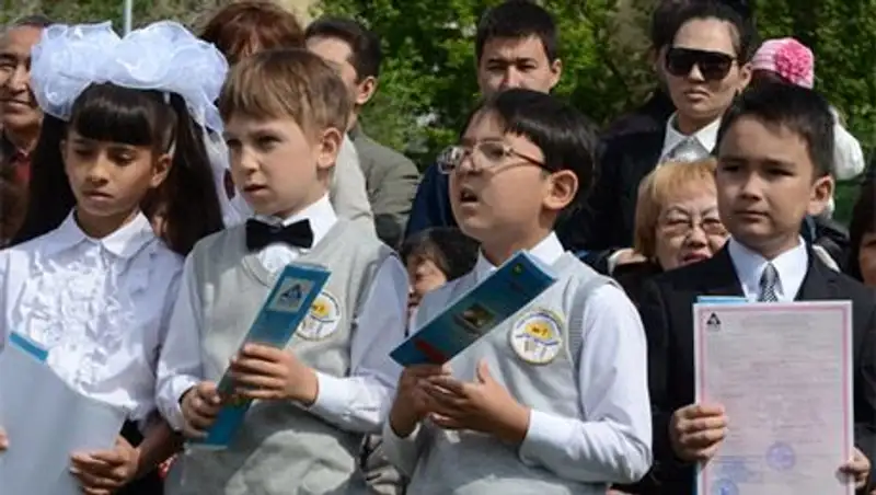 Полицейские Астаны подарили школьникам страховые полисы на летний период