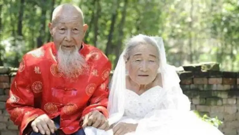 Супруги сделали первую свадебную фотосессию после 80 лет брака