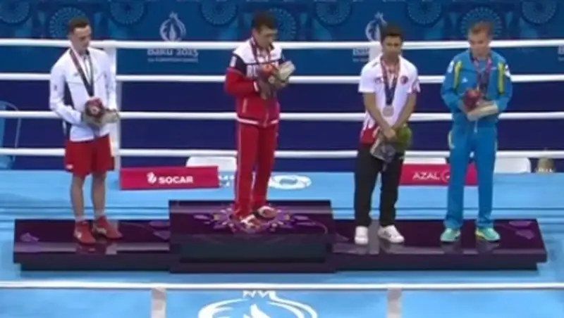 Украинский боксер проигнорировал флаг России на церемонии награждения в Баку