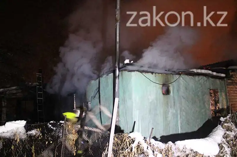 В Алматы в частном доме произошел пожар из-за взрыва отопительного оборудования (фото), фото - Новости Zakon.kz от 25.11.2013 17:53