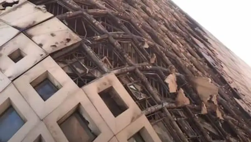 Недостроенный торговый центр загорелся в Бейруте